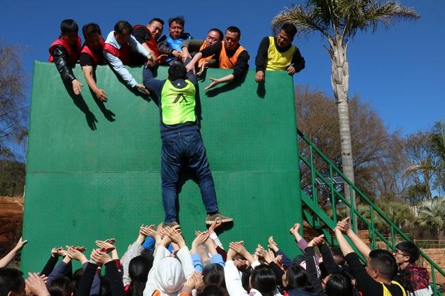 100人团建活动方案